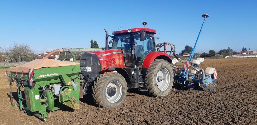 travaux agricoles près de Mionnay